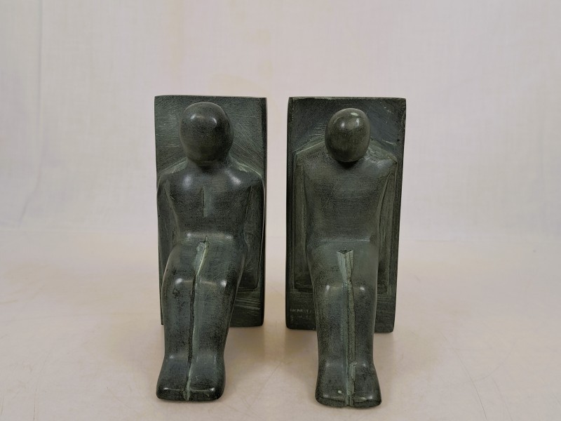 Set van 2 moderne boekensteunen met zittende figuren.